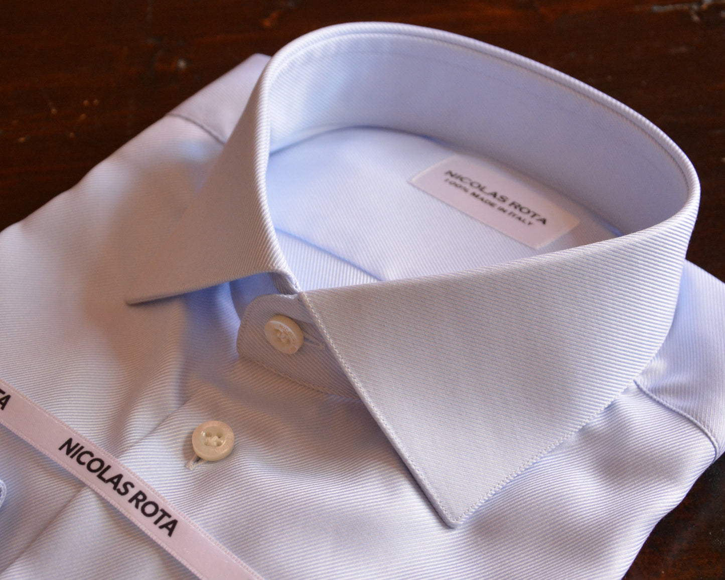 Camicia artigianale da uomo azzurra in pregiato soffice twill e bottoni in madreperla australiana con logo. Fatta a mano in Italia.
