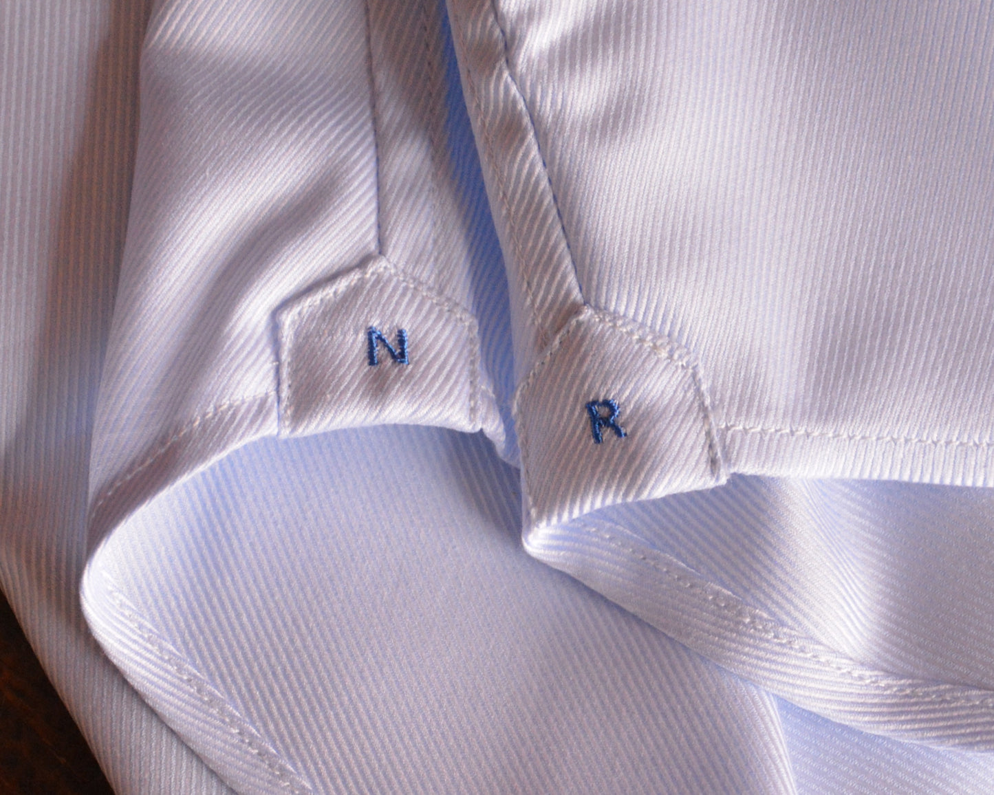 Mosche laterali di rinforzo con logo NR cucito a mano.