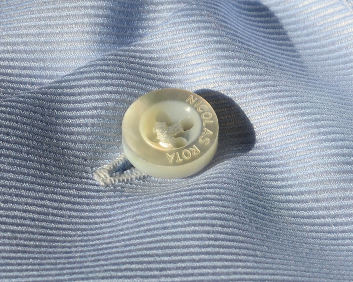 Meraviglioso bottone in madreperla australiana con logo NICOLAS ROTA cucito a giglio.