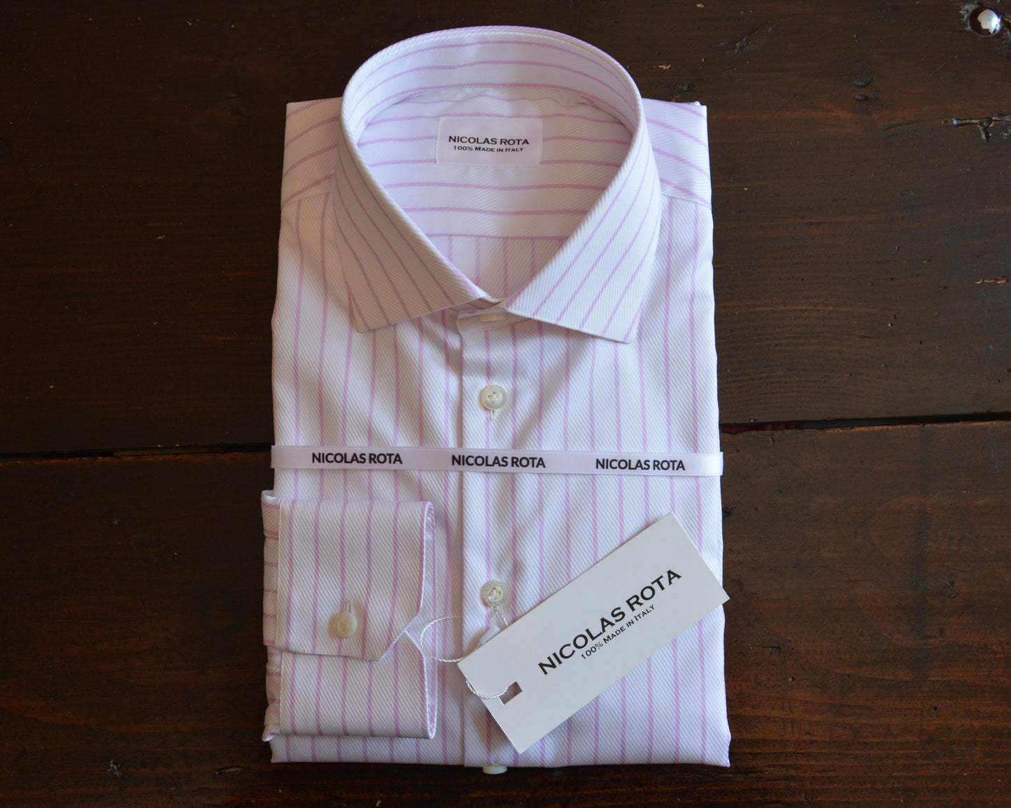 Camicia artigianale da uomo bianca con righe sottili rosa in pregiato soffice twill e bottoni in madreperla australiana con logo. Fatta a mano in Italia.