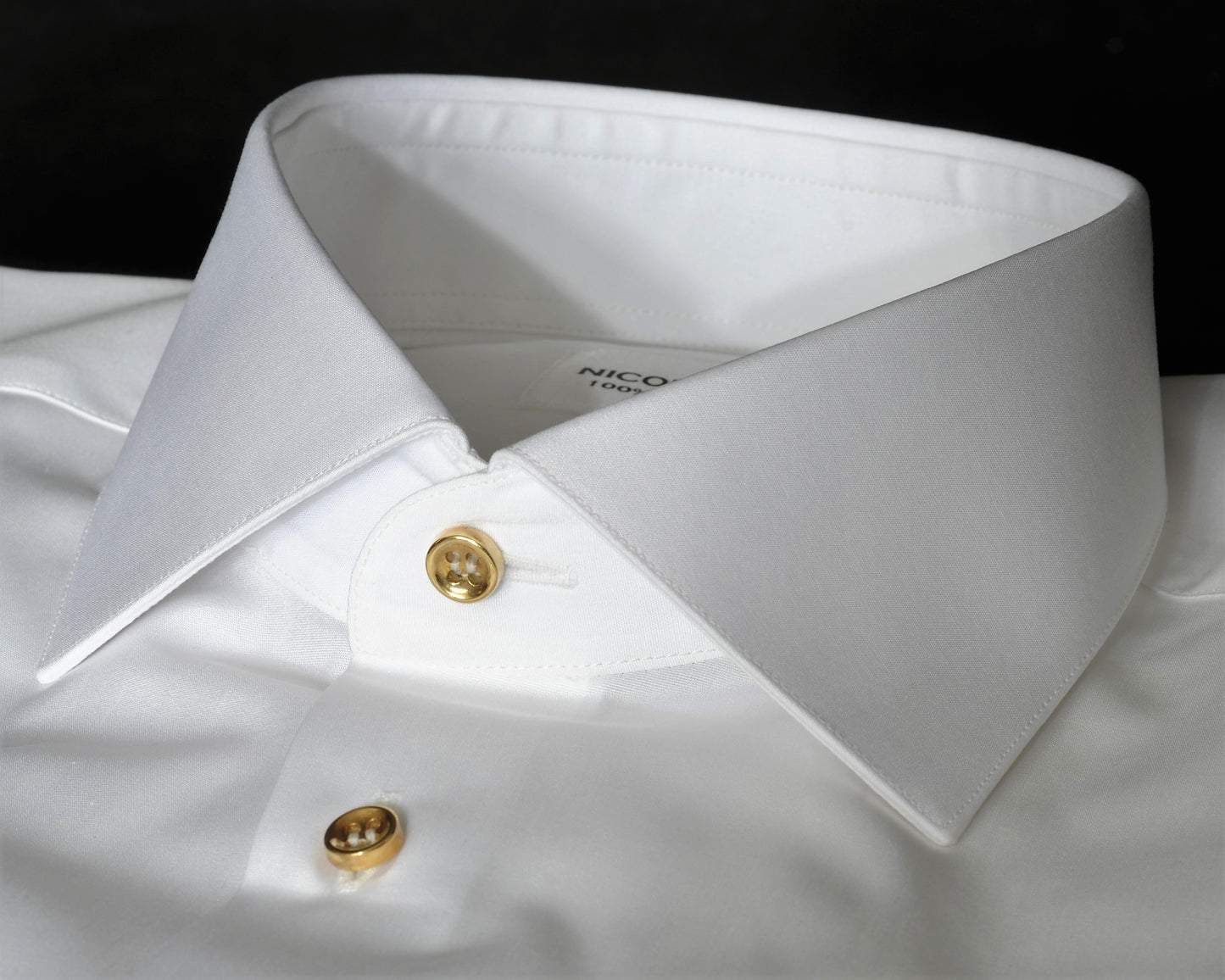 Camicia artigianale da uomo bianca Forte dei Marmi in pregiato soffice cotone popeline e bottoni in oro. Fatta a mano in Italia.