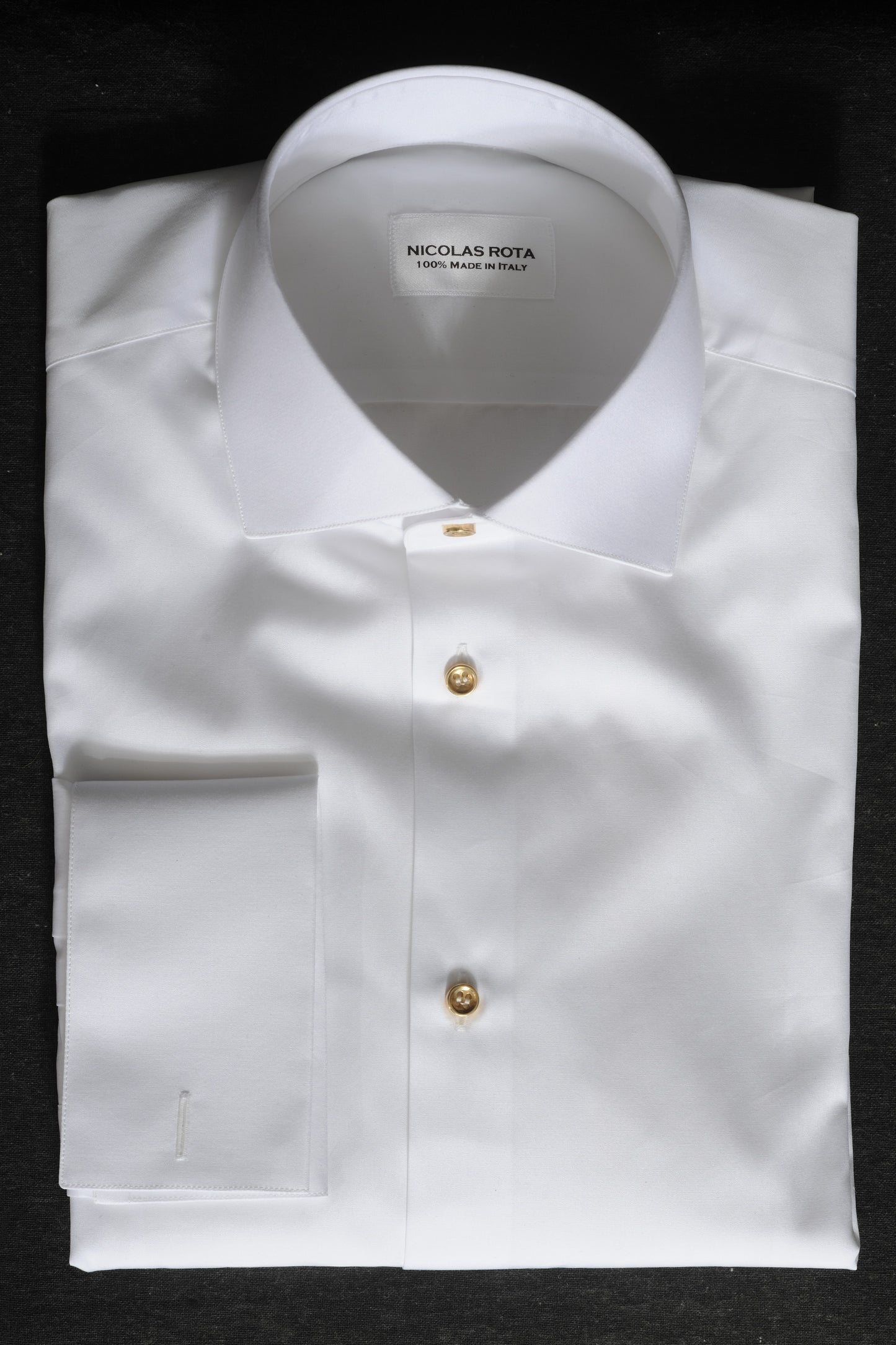 Camicia artigianale da uomo bianca Forte dei Marmi in pregiato soffice cotone popeline e bottoni in oro. Fatta a mano in Italia.