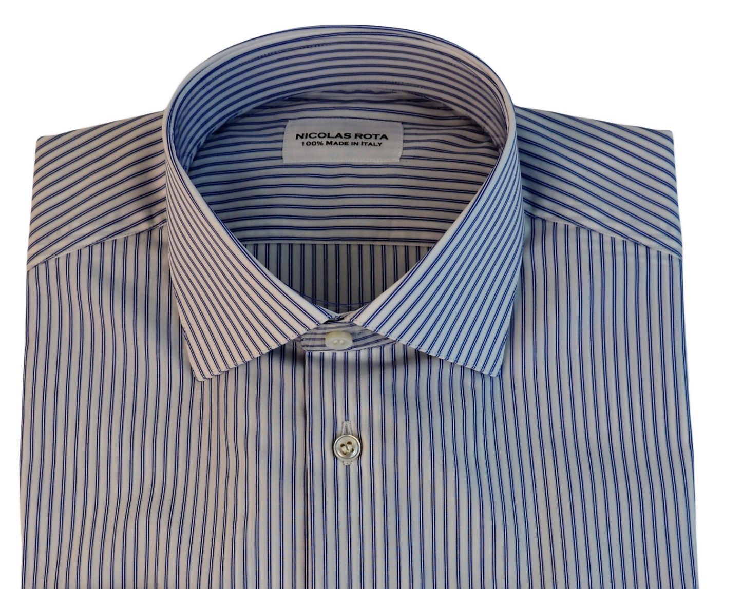Camicia artigianale da uomo bianca con righe blu Roma in pregiato soffice cotone popeline e bottoni in madreperla australiana. Fatta a mano in Italia.