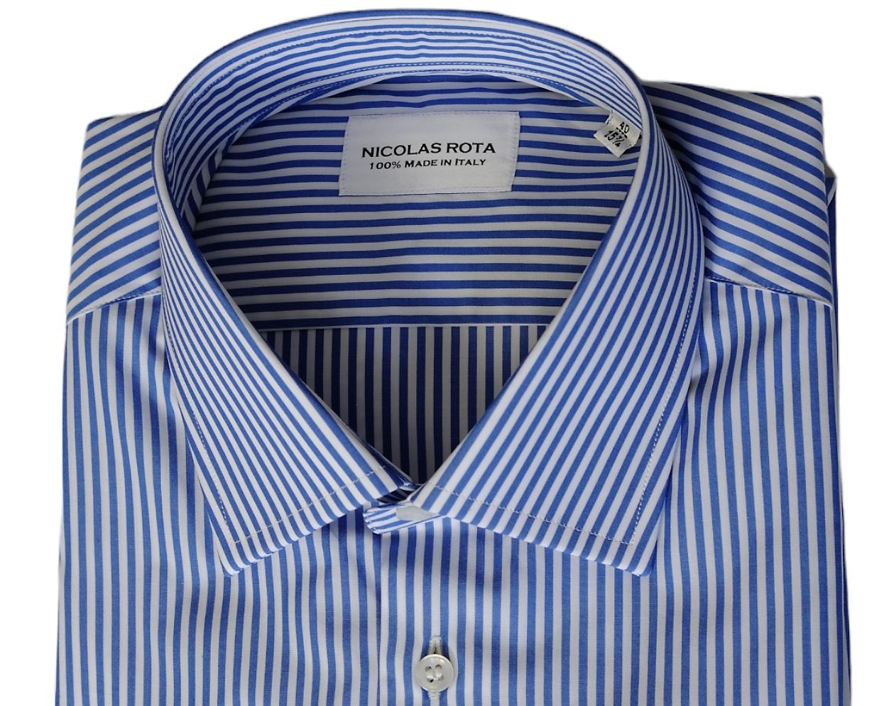 Camicia artigianale da uomo bianca con righe blu Firenze in pregiato soffice cotone popeline e bottoni in madreperla australiana. Fatta a mano in Italia.