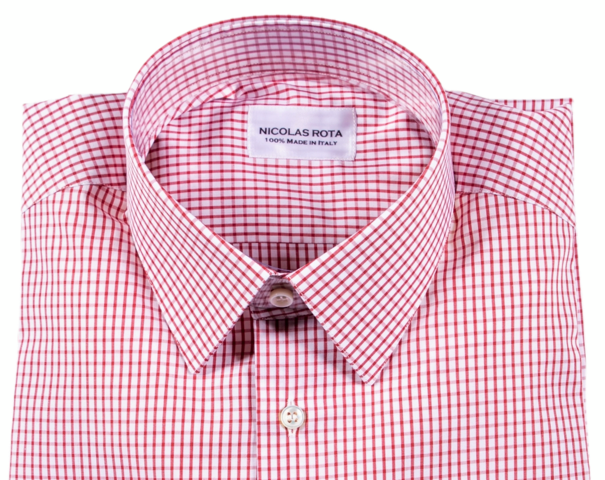 Camicia artigianale da uomo bianca con quadretti rossi Genova in pregiato soffice cotone popeline e bottoni in madreperla australiana. Fatta a mano in Italia.