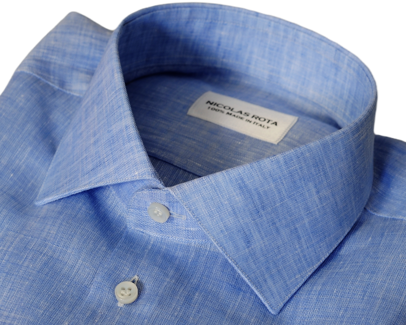 Camicia artigianale da uomo azzurra Lago di Como in pregiato soffice lino e bottoni in madreperla australiana. Fatta a mano in Italia.