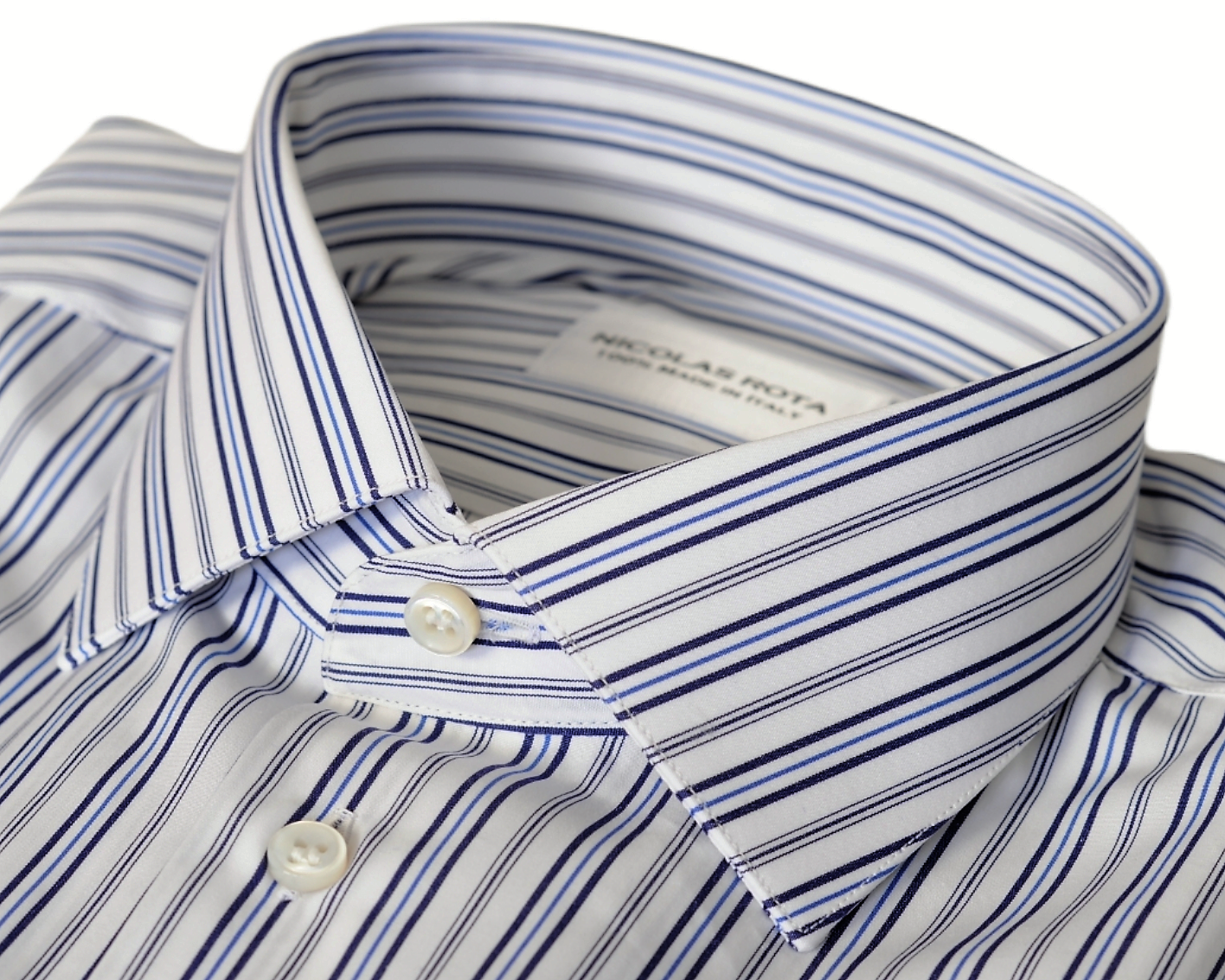 Camicia artigianale da uomo bianca con righe azzurre Cinque Terre in pregiato soffice cotone popeline e bottoni in madreperla australiana. Fatta a mano in Italia.