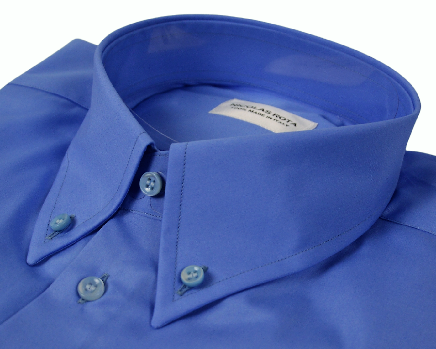 Camicia artigianale da uomo blu Cagliari in pregiato soffice cotone popeline e bottoni in madreperla australiana. Fatta a mano in Italia.