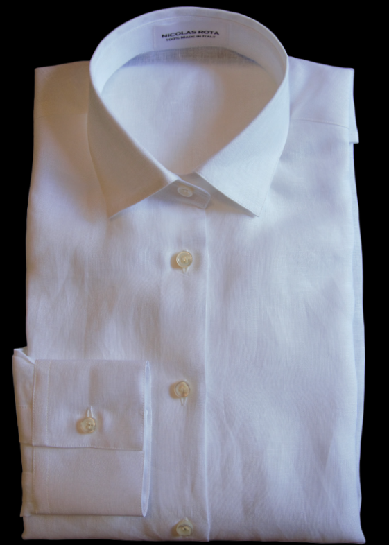 Ibiza handmade shirt: straight cuffs and Australian mother of pearl buttons. Entirely made in Italy by expert craftsmen in fine linen. Camicia artigianale Ibiza: polsini dritti e bottoni in madreperla australiana. Realizzata interamente in Italia da artigiani esperti in lino pregiato.