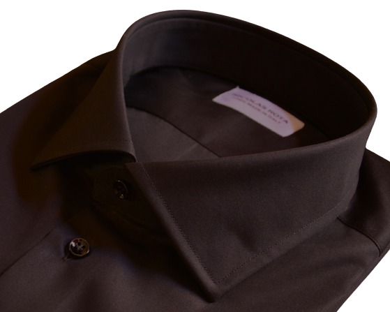 Camicia artigianale nera Siena, quattro stagioni: collo francese, polsini arrotondati e bottoni in madreperla australiana. Realizzata interamente in Italia da artigiani esperti con pregiato cotone (popeline) doppio ritorto. Siena handmade black shirt four season with French collar, rounded cuffs and Australian mother of pearl buttons. Entirely made in Italy by expert craftsmen with fine double twisted cotton (poplin).