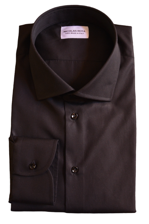 Camicia artigianale nera Siena, quattro stagioni: collo francese, polsini arrotondati e bottoni in madreperla australiana. Realizzata interamente in Italia da artigiani esperti con pregiato cotone (popeline) doppio ritorto. Siena handmade black shirt four season with French collar, rounded cuffs and Australian mother of pearl buttons. Entirely made in Italy by expert craftsmen with fine double twisted cotton (poplin).