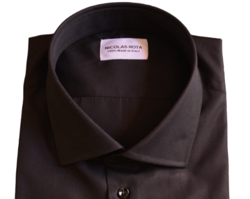 Camicia artigianale nera Siena, quattro stagioni: collo francese, polsini arrotondati e bottoni in madreperla australiana. Realizzata interamente in Italia da artigiani esperti con pregiato cotone (popeline) doppio ritorto. Siena handmade black shirt four season with French collar, rounded cuffs and Australian mother of pearl buttons. Entirely made in Italy by expert craftsmen with fine double twisted cotton (poplin).