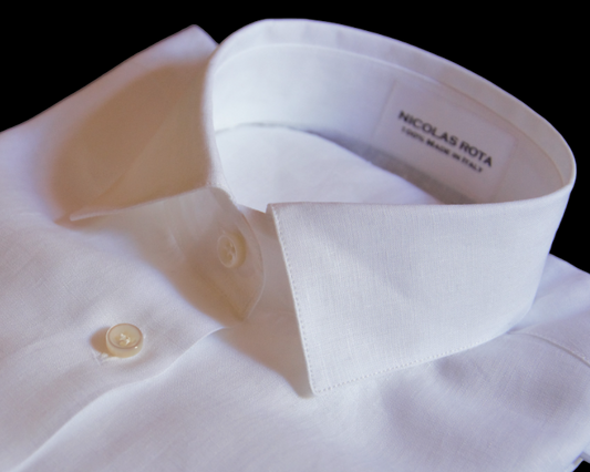 Ibiza handmade shirt: straight cuffs and Australian mother of pearl buttons. Entirely made in Italy by expert craftsmen in fine linen. Camicia artigianale Ibiza: polsini dritti e bottoni in madreperla australiana. Realizzata interamente in Italia da artigiani esperti in lino pregiato.