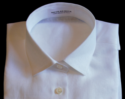 Ibiza handmade shirt: straight cuffs and Australian mother of pearl buttons. Entirely made in Italy by expert craftsmen in fine linen. Camicia artigianale Ibiza: polsini dritti e bottoni in madreperla australiana. Realizzata interamente in Italia da artigiani esperti in lino pregiato.