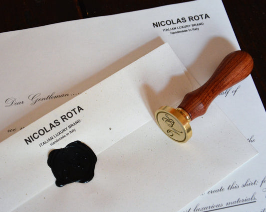 Do you want to make a gift that remains etched in the mind of those who receive it? Buy a gift card NICOLAS ROTA.