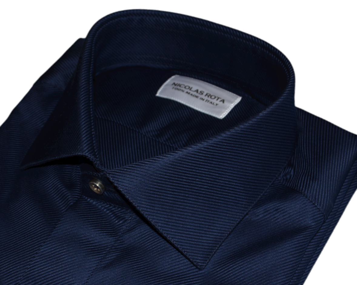 Amalfi dark blue handmade shirt four season: french collar, angled cuffs and Australian mother of pearl buttons. Entirely made in Italy by expert craftsmen with premium cotton (twill). Three hand-sewn silver buttons. Camicia artigianale blu scuro Amalfi quattro stagioni: collo francese, polsini smussati e bottoni in madreperla australiana. Realizzata interamente in Italia da artigiani esperti con pregiato cotone (twill). Tre bottoni in argento cuciti a mano.