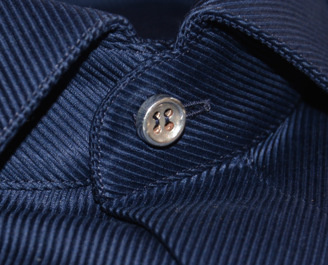 Amalfi dark blue handmade shirt four season: french collar, angled cuffs and Australian mother of pearl buttons. Entirely made in Italy by expert craftsmen with premium cotton (twill). Three hand-sewn silver buttons. Camicia artigianale blu scuro Amalfi quattro stagioni: collo francese, polsini smussati e bottoni in madreperla australiana. Realizzata interamente in Italia da artigiani esperti con pregiato cotone (twill). Tre bottoni in argento cuciti a mano.