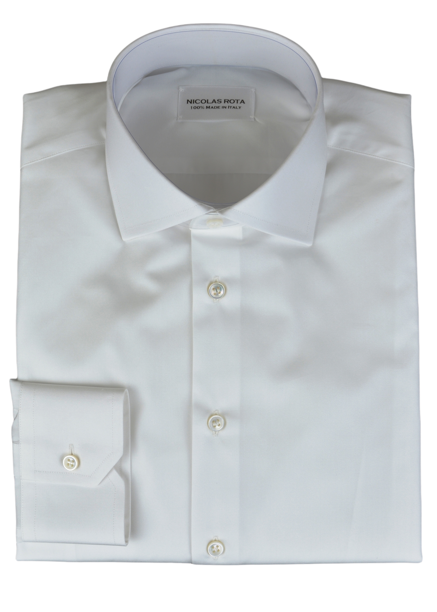 Camicia artigianale bianca Milano quattro stagioni: collo francese, polsini smussati e bottoni in madreperla australiana. Realizzata interamente in Italia da artigiani esperti con pregiato cotone (popeline) doppio ritorto. Milan handcrafted white shirt four season with french collar, angled cuffs and Australian mother of pearl buttons. Entirely made in Italy by expert craftsmen with fine double twisted cotton (poplin).