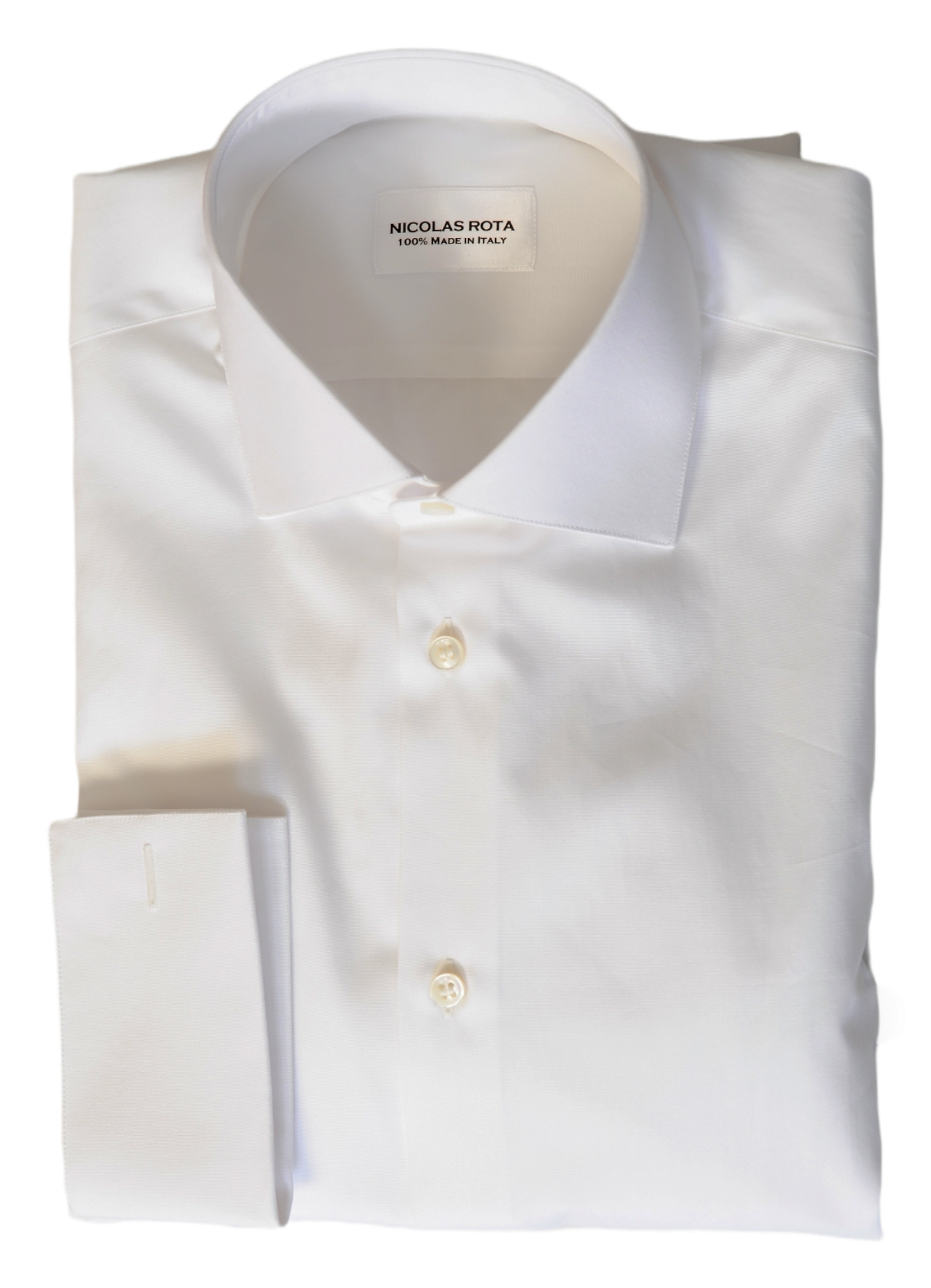 Courmayeur handmade shirt four season: french collar, double cuffs for cufflinks and Australian mother of pearl buttons. Entirely made in Italy by expert craftsmen with fine double twisted Giza 45 cotton (poplin). Camicia artigianale quattro stagioni Cinque Terre: collo francese, polsini per gemelli e bottoni in madreperla australiana. Realizzata interamente in Italia da artigiani esperti con pregiato cotone Giza 45 (popeline) doppio ritorto.