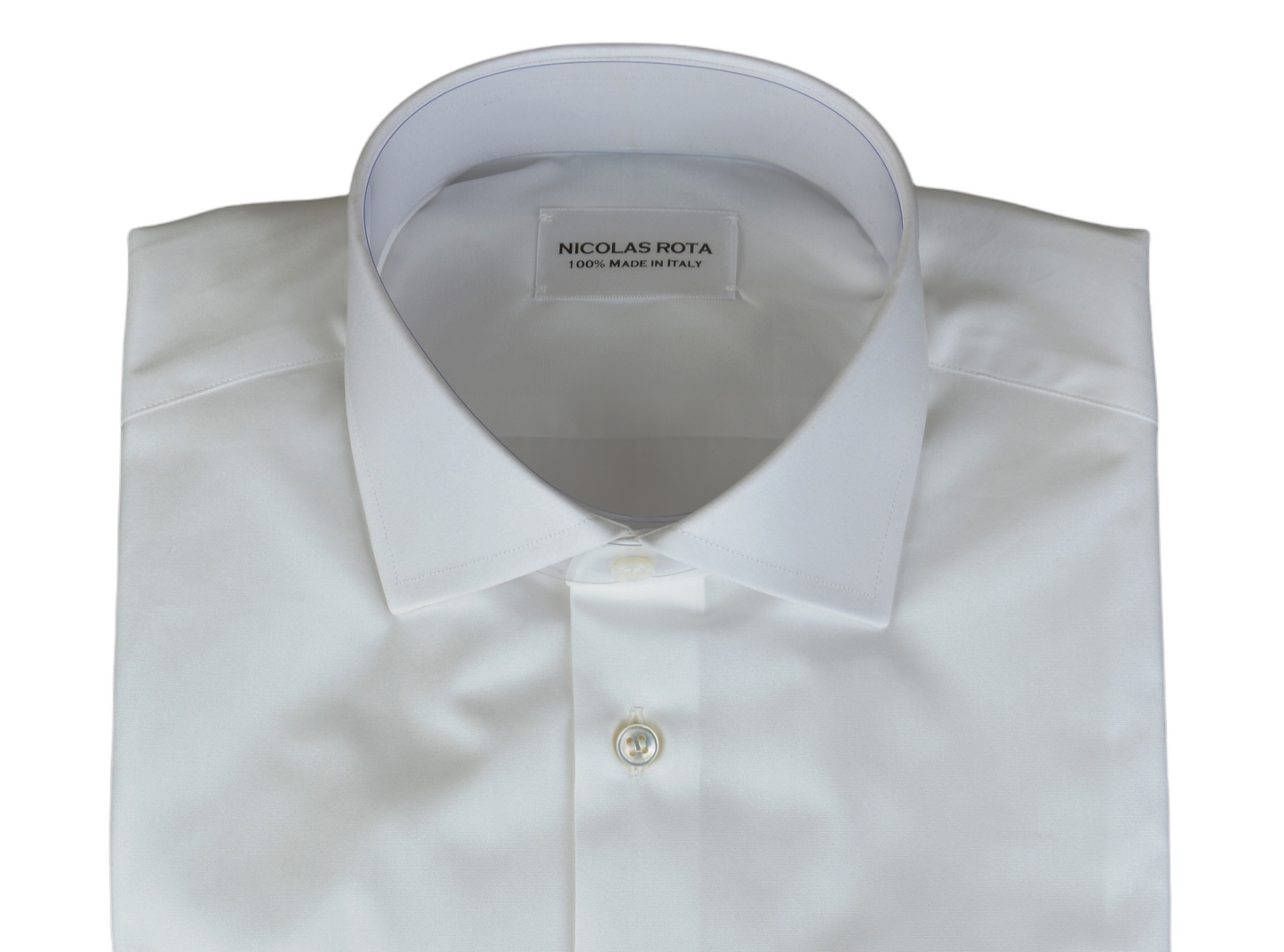 Camicia artigianale bianca Milano quattro stagioni: collo francese, polsini smussati e bottoni in madreperla australiana. Realizzata interamente in Italia da artigiani esperti con pregiato cotone (popeline) doppio ritorto. Milan handcrafted white shirt four season with french collar, angled cuffs and Australian mother of pearl buttons. Entirely made in Italy by expert craftsmen with fine double twisted cotton (poplin).