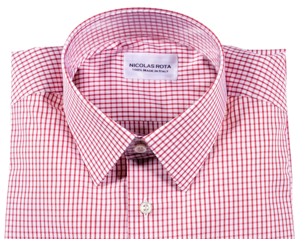 Camicia sartoriale bianca a quadretti Genova, quattro stagioni: collo francese, polsini smussati e bottoni in madreperla australiana. Realizzata interamente in Italia da artigiani esperti con pregiato cotone (popeline) doppio ritorto. White tailored checked shirt Genova, four seasons: French collar, angled cuffs and Australian mother of pearl buttons. Entirely made in Italy by expert craftsmen with fine double twisted cotton (poplin).