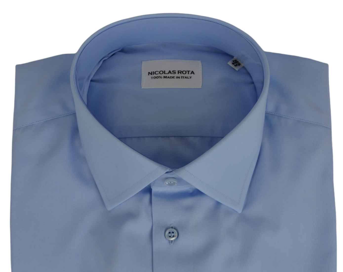 Camicia artigianale azzurra Napoli quattro stagioni: collo francese, polsini smussati e bottoni in madreperla australiana. Realizzata interamente in Italia da artigiani esperti con pregiato cotone (popeline) doppio ritorto. Naples handcrafted light blu shirt four season: french collar, angled cuffs and Australian mother of pearl buttons. Entirely made in Italy by expert craftsmen with fine double twisted cotton (poplin).