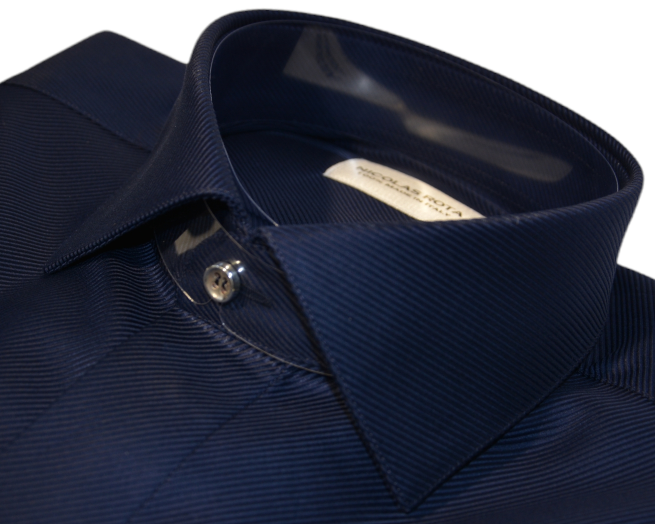 Amalfi dark blue handmade shirt four season: french collar, angled cuffs and Australian mother of pearl buttons. Entirely made in Italy by expert craftsmen with premium cotton (twill). Three hand-sewn silver buttons. Camicia artigianale blu scuro Amalfi quattro stagioni: collo francese, polsini smussati e bottoni in madreperla australiana. Realizzata interamente in Italia da artigiani esperti con pregiato cotone (twill). Tre bottoni in argento cuciti a mano.