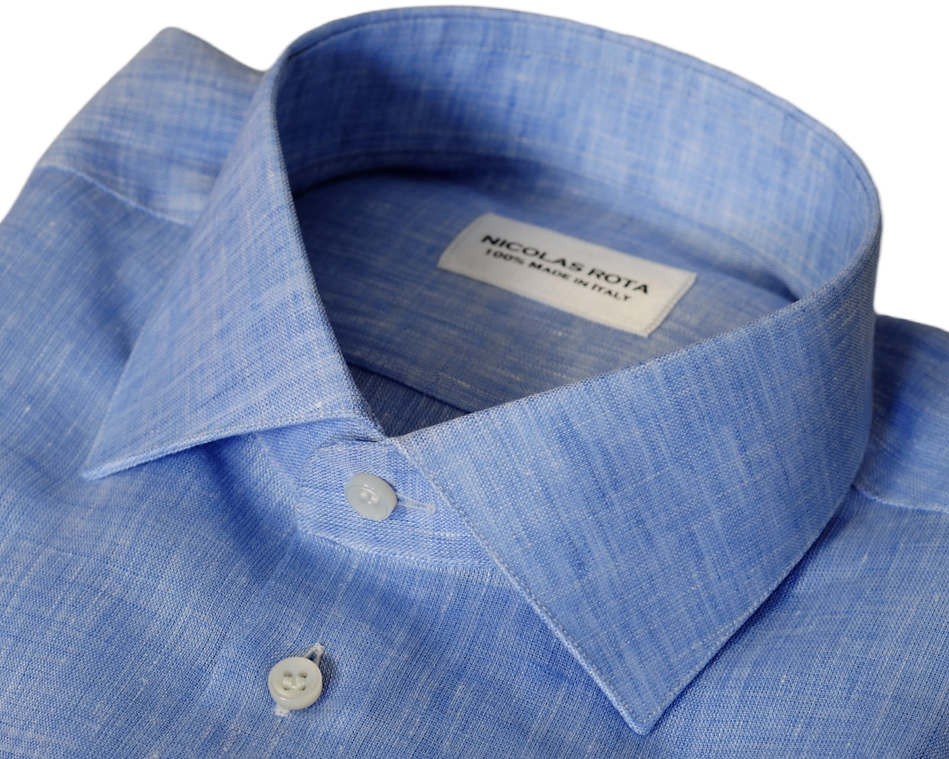 Lake Como handmade shirt: french collar, angled cuffs and Australian mother of pearl buttons. Entirely made in Italy by expert craftsmen in fine linen. Camicia artigianale Lago di Como: collo francese, polsini smussati e bottoni in madreperla australiana. Realizzata interamente in Italia da artigiani esperti in lino pregiato.