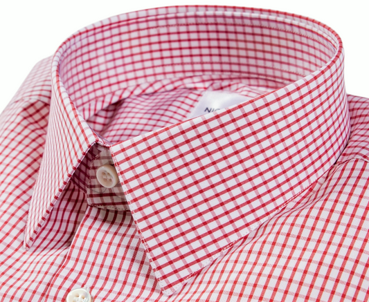 Camicia sartoriale bianca a quadretti Genova, quattro stagioni: collo francese, polsini smussati e bottoni in madreperla australiana. Realizzata interamente in Italia da artigiani esperti con pregiato cotone (popeline) doppio ritorto. White tailored checked shirt Genova, four seasons: French collar, angled cuffs and Australian mother of pearl buttons. Entirely made in Italy by expert craftsmen with fine double twisted cotton (poplin).