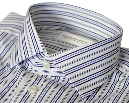 Cinque Terre handmade shirt four season: french collar, angled cuffs and Australian mother of pearl buttons. Entirely made in Italy by expert craftsmen with fine double twisted cotton (poplin). Camicia artigianale quattro stagioni Cinque Terre: collo francese, polsini smussati e bottoni in madreperla australiana. Realizzata interamente in Italia da artigiani esperti con pregiato cotone (popeline) doppio ritorto.