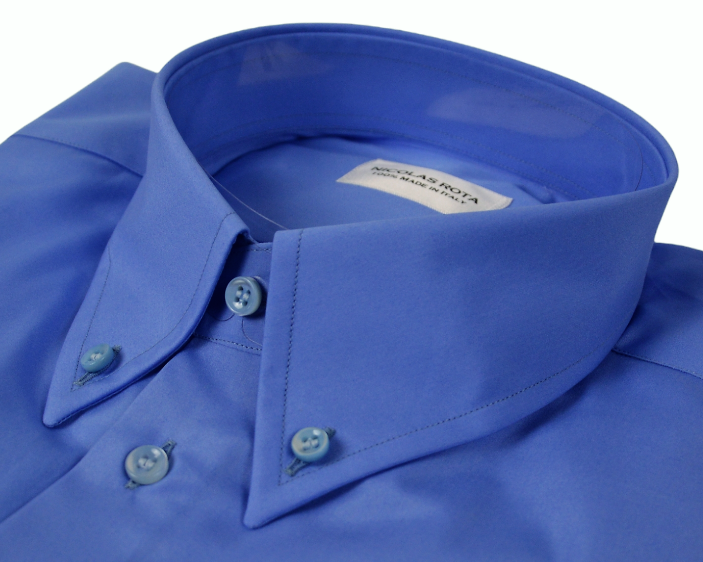 Camicia artigianale blu Cagliari, quattro stagioni: collo button down, polsini arrotondati e bottoni in madreperla australiana. Realizzata interamente in Italia da artigiani esperti con pregiato cotone (popeline) doppio ritorto. Cagliari handmade blue shirt four season with button down collar, rounded cuffs and Australian mother of pearl buttons. Entirely made in Italy by expert craftsmen with fine double twisted cotton (poplin).