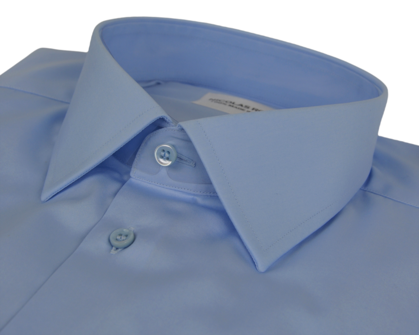 Camicia artigianale azzurra Napoli quattro stagioni: collo francese, polsini smussati e bottoni in madreperla australiana. Realizzata interamente in Italia da artigiani esperti con pregiato cotone (popeline) doppio ritorto. Naples handcrafted light blu shirt four season: french collar, angled cuffs and Australian mother of pearl buttons. Entirely made in Italy by expert craftsmen with fine double twisted cotton (poplin).